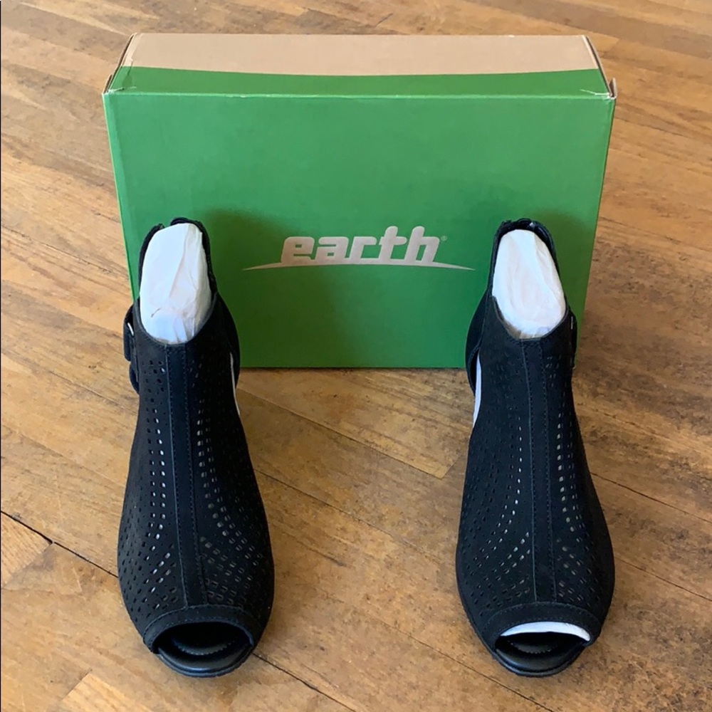 Earth Brands Keri Wide Black Soft Buck